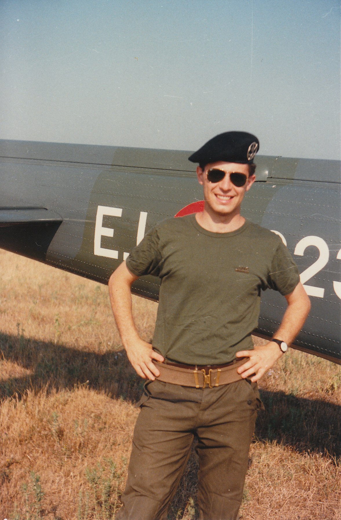 Andrea Massimo Grassi con il basco e gli occhiali da sole davanti a un elicottero dell’Esercito, 1988