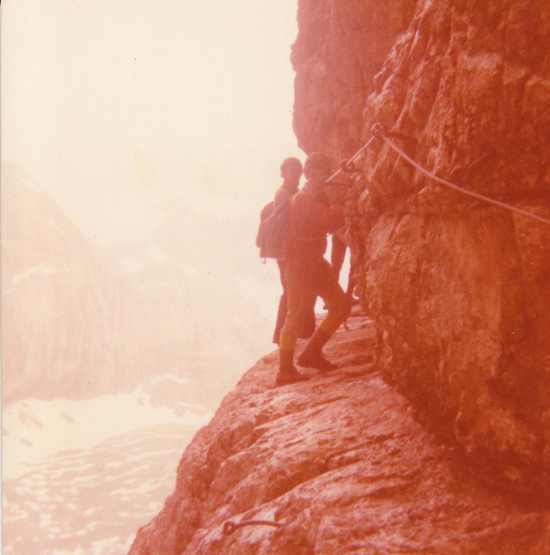 Un ragazzo con il casco sulla ferrata Tissi al Monte Civetta, 1975