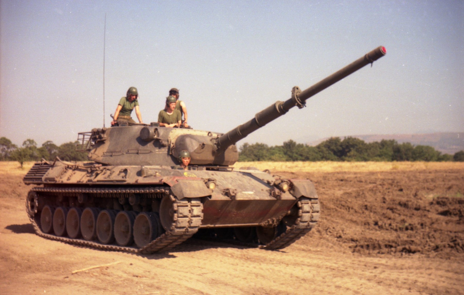 Un carro armato Leopard in un campo, con l’equipaggio a bordo, 1988