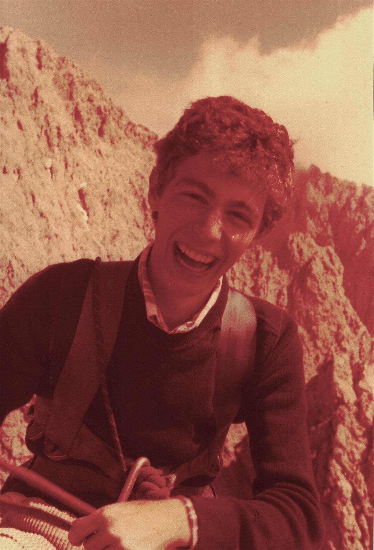 Ritratto di Andrea Massimo Grassi ragazzo, sorridente, in montagna, 1978