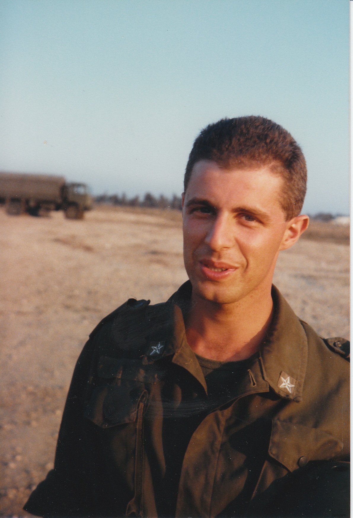 Andrea Massimo Grassi sorride in tuta da lavoro, 1988