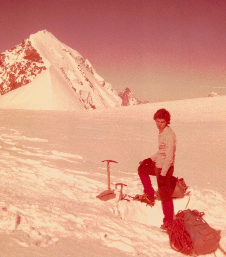 Andrea Massimo Grassi a sedici anni sul ghiacciaio del Lys, con la piccozza e lo zaino, settembre 1977