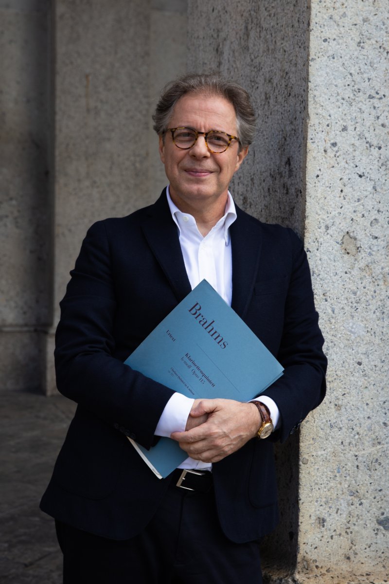 Andrea Massimo Grassi con la partitura di Brahms, Milano 2019. Foto Silvia Rasulo